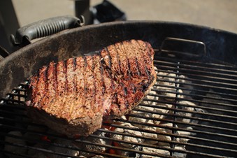 Weberで焼くお肉は塊肉がおすすめ 肉は塊で焼く方がおいしい理由 qjo Com
